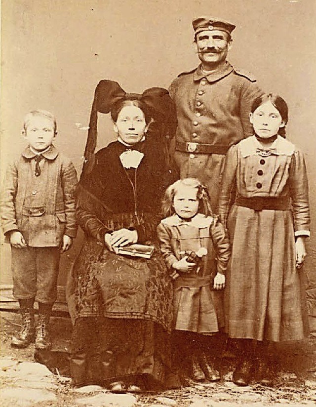 Eine Wolfenweiler Familie anno 1915. V...wurde  Brgermeister von Wolfenweiler.  | Foto: privat