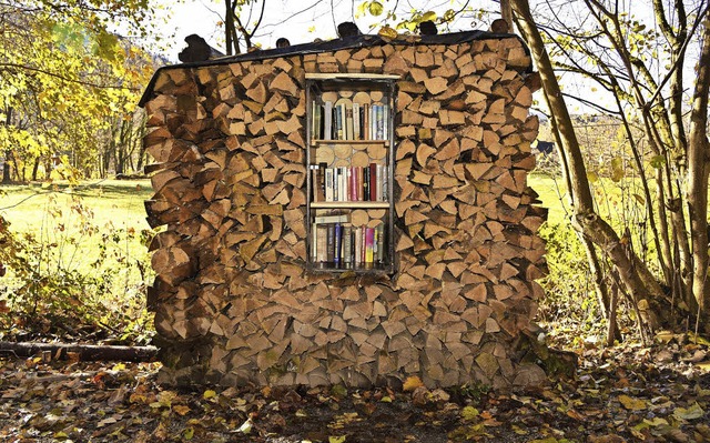 Buch-Holz:Wanderer, halt inne und grei...tzt wird ist allerdings nicht bekannt.  | Foto: Siegfried Gollrad