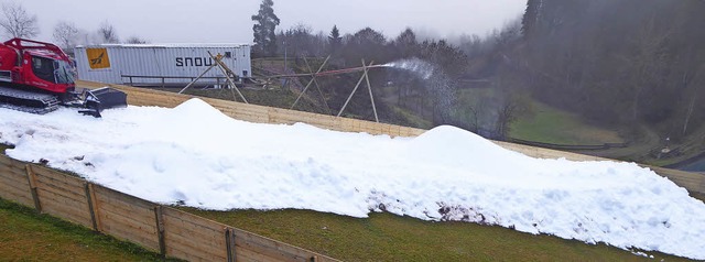Eine gut 40 Meter lange weie Zunge le...en  zwei Containern der Schneefabrik.   | Foto: Stellmach