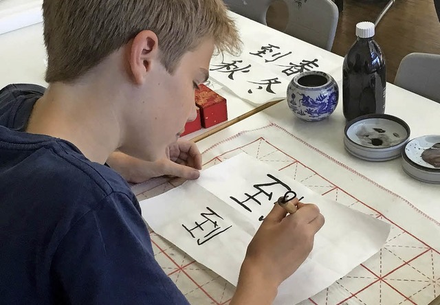 Schriftzeichen zeichnen gehrt zum Kurs.   | Foto: Schule