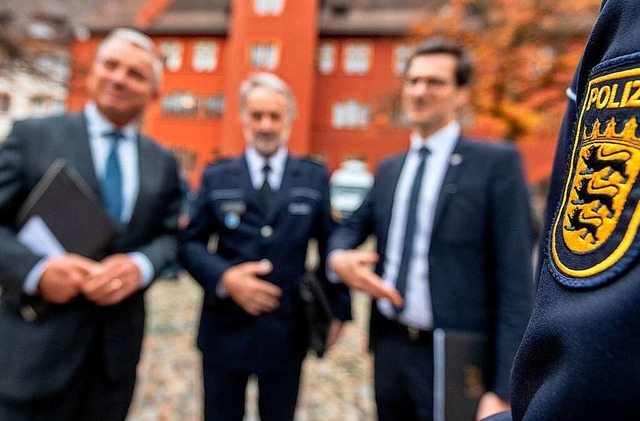 Thomas Strobl, Polizeiprsident Bernha...cherheitspartnerschaft mit Polizisten.  | Foto: dpa