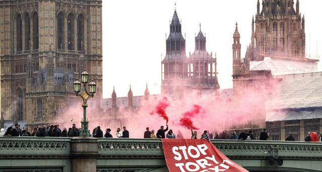 Brexit-Gegner am Donnerstag vor dem Parlament in London  | Foto: AFP