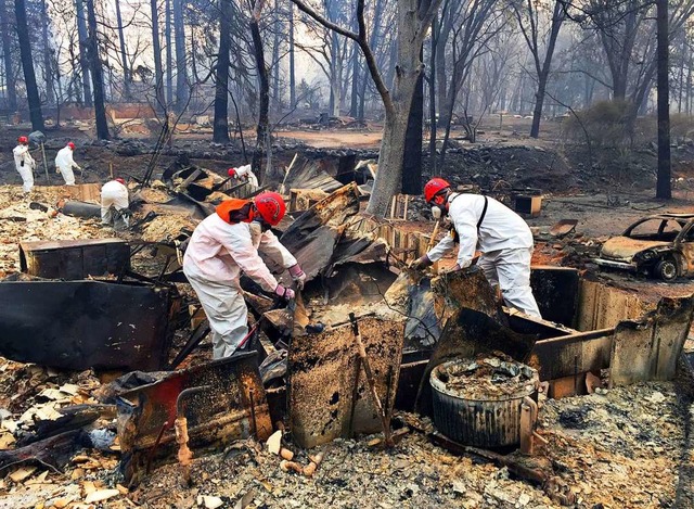 Die Grobrnde in Kalifornien sind noc...werden immer mehr Todesopfer geborgen.  | Foto: dpa