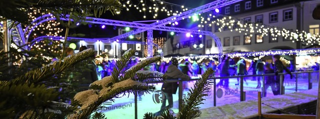 Die Eisbahn auf dem Marktplatz ist das...rum des Emmendinger Weihnachtsmarktes.  | Foto: Jonas Hirt