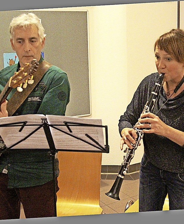 Hans Baulig und Ute Schneider begleiteten den Gedenkabend  musikalisch.  | Foto: David