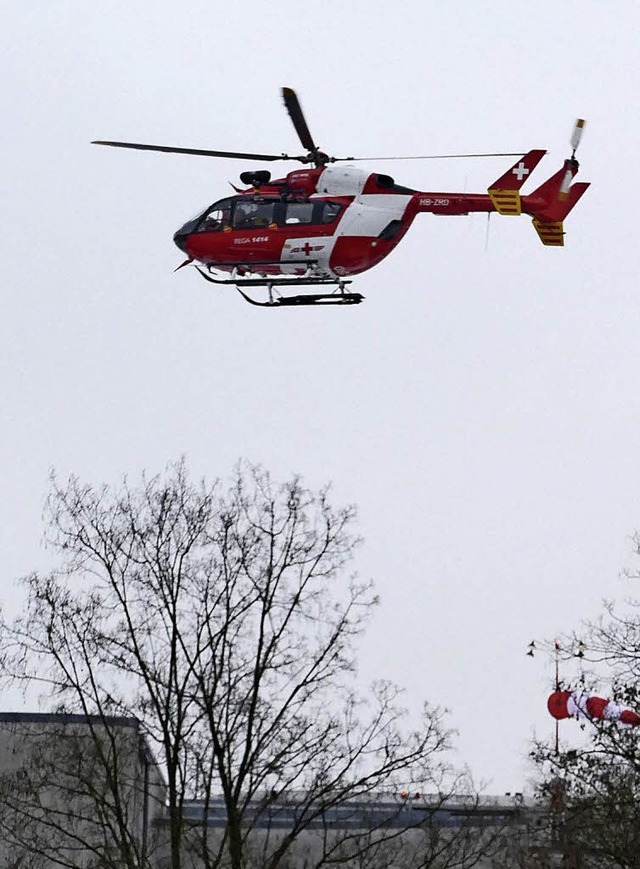 Ein Rettungshubschrauber der Schweizer...iegt das Kreiskrankenhaus Lrrach an.   | Foto: Peter Gerigk