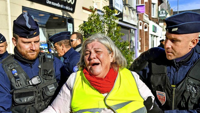 Polizisten fhren eine Demonstrantin in Albert bei Amiens in Nordfrankreich ab.  | Foto: AFP