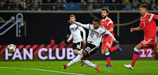 Serge Gnabry schiet die deutsche Nationalmannschaft zum 3:0 gegen Russland.   | Foto: dpa
