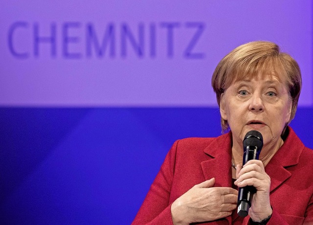 Angela Merkel stellte sich in Dresden den Fragen von Zeitungslesern.   | Foto: AFP