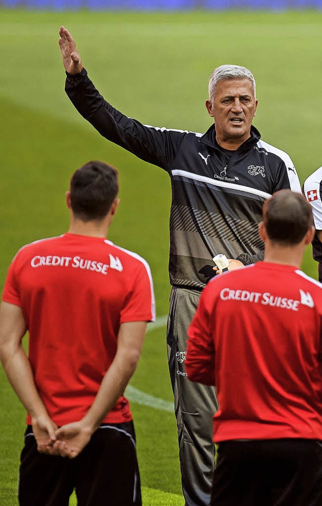 Hofft mit der Schweiz auf einen Erfolg...ltrainer Vladimir Petkovic (hinten).    | Foto: BILD: DPA