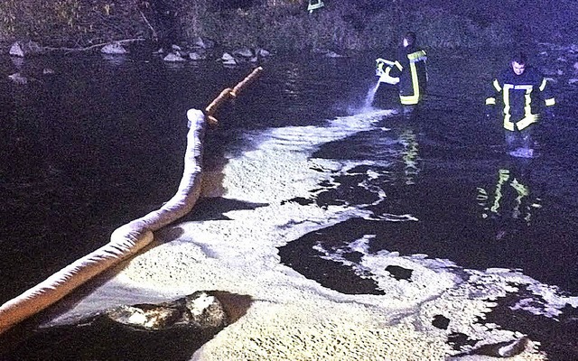 Stundenlang kmpft die Feuerwehr gegen...on Waldkirch aus flussabwrts treibt.   | Foto:  FFW