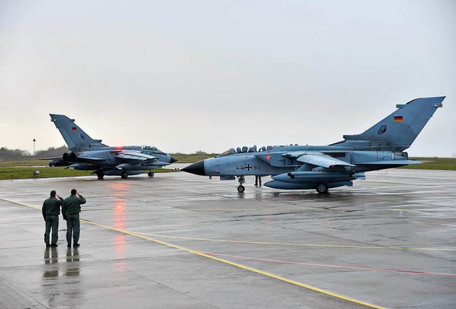 Deutsche Tornados auf dem Fliegerhorst...nstfall US-Atombomben transportieren.   | Foto: dpa