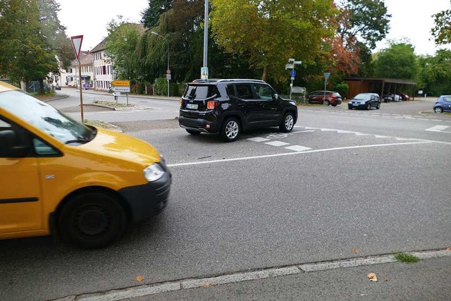 Auf allen Seiten der B3 wren Bume &#...in Eimeldingen realisiert werden soll.  | Foto: Victoria Langelott