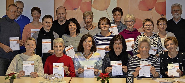 Sitzend am Tisch die &#8222;Jubilare&#...tte Ehrler, Elke Sauer, Luzia Steiner.  | Foto: Verein