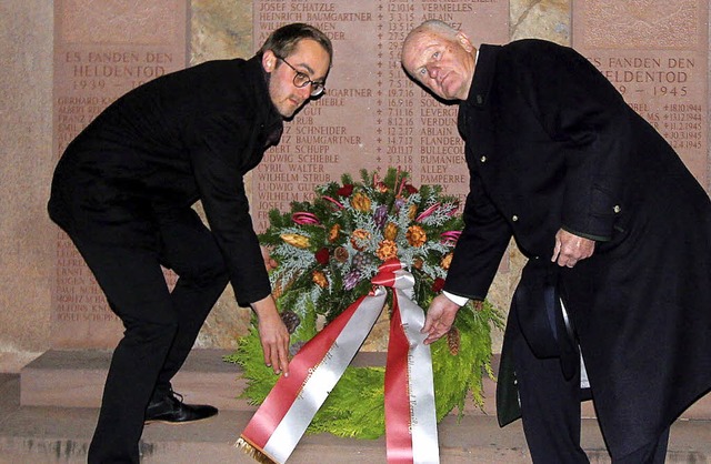 Zum Gedenken an die Opfer der beiden W...nmal in Oberbergen einen Kranz nieder.  | Foto: Herbert Trogus