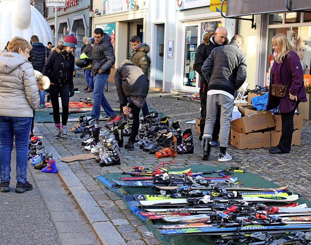 In der Lange Strae suchten Skier und Skischuhe neue Besitzer.  | Foto: Jana Fischer