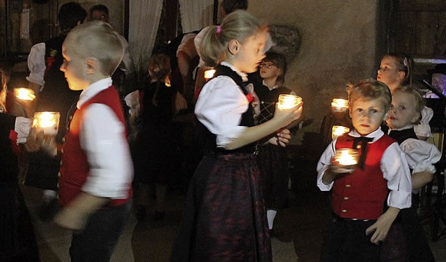 Auch die Kinder der Trachtentanzgruppe zeigten Tnze.   | Foto: C. Liebwein