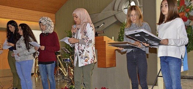 Schlerinnen des Kant-Gymnasiums bei der Gedenkfeier   | Foto: Lauber