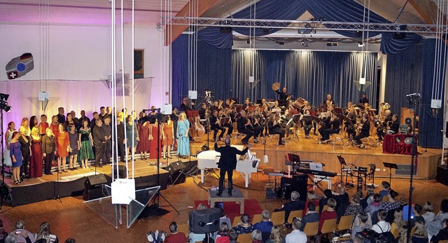 Geballte musikalische Kraft: der Chor ...Presto und der Musikverein Schliengen   | Foto: Silke hartenstein
