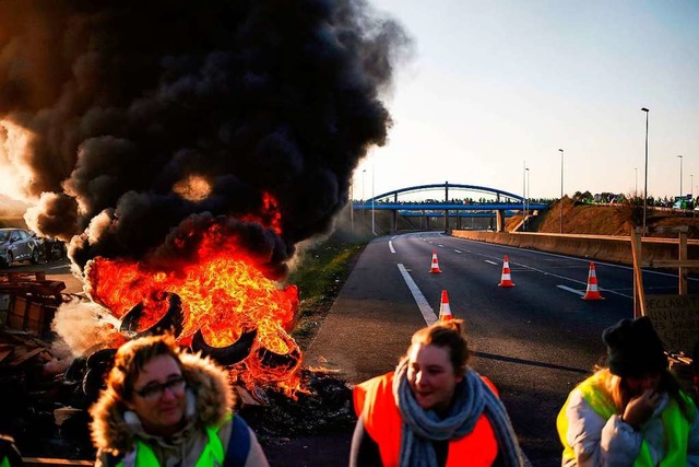 Wie hier in Caen wurden landesweit Straen blockiert.   | Foto: AFP