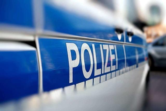 Betrunkene Rollerfahrerin fhrt auf geparktes Auto und greift Polizisten an