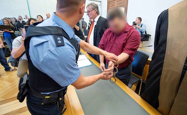 Der mittlerweile Verurteilte im Verhandlungssaal des Landgerichts in Gieen  | Foto: dpa