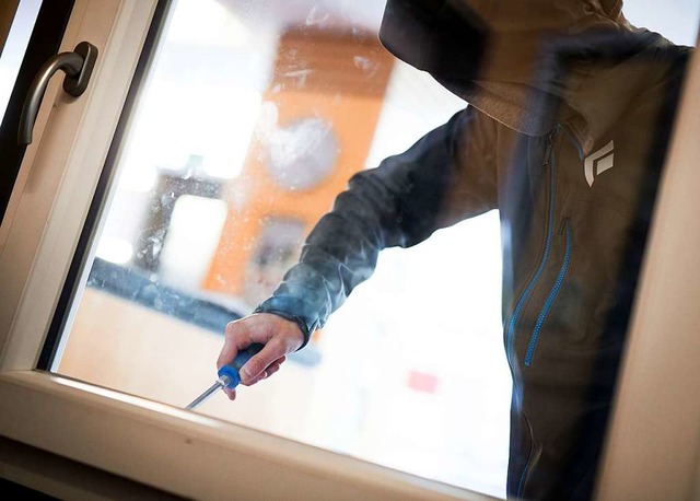 Beliebt bei Einbrechern: Fenster oder ...ln, um in Haus oder Wohnung zu kommen.  | Foto: dpa