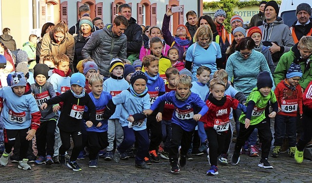 Crosslauf in Riegel: Gewusel beim Start der Bambini,  | Foto: Helmut Hassler