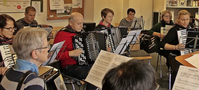 Ehemalige ACO-Mitglieder  proben berei...ihren Auftritt als Revival-Orchester.   | Foto: Martin Frenk