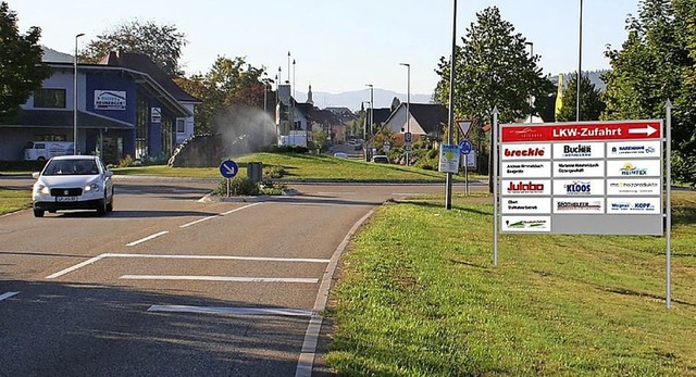 Vor dem Kreisel am Dreispitz werden Lkw knftig noch vor dem Ort abgeleitet.   | Foto: Fotomontage: Gemeinde
