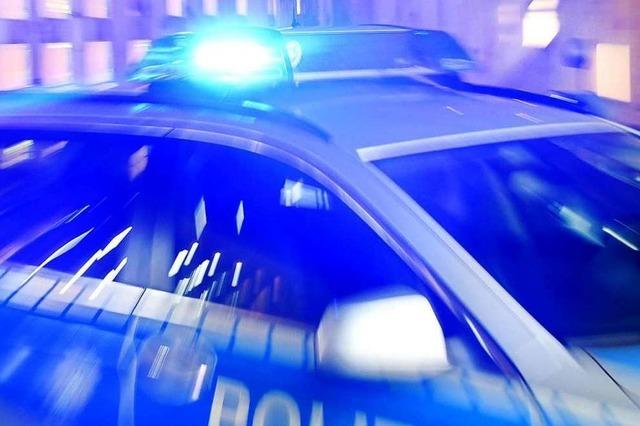 Transporter schneidet Auto in Dossenbach