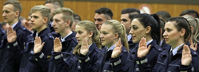 Die Hand zum Eid haben 184 junge Frauen und Mnner erhoben.   | Foto: Christoph Breithaupt