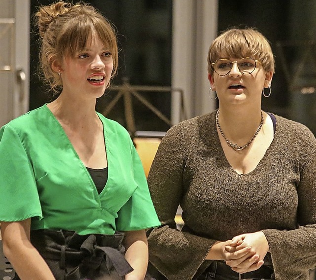 Hannah Hoefer (links) und Annika Neugart singen im Duett.   | Foto: S. Decoux-Kone