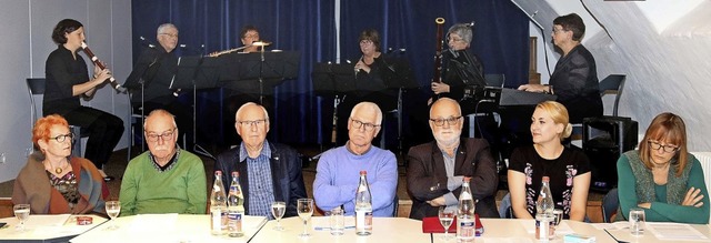 Mitwirkende der &#8222;kleinen bhne e...in Zeitfenster&#8220; im Kulturkeller.  | Foto: Herbert Birkle