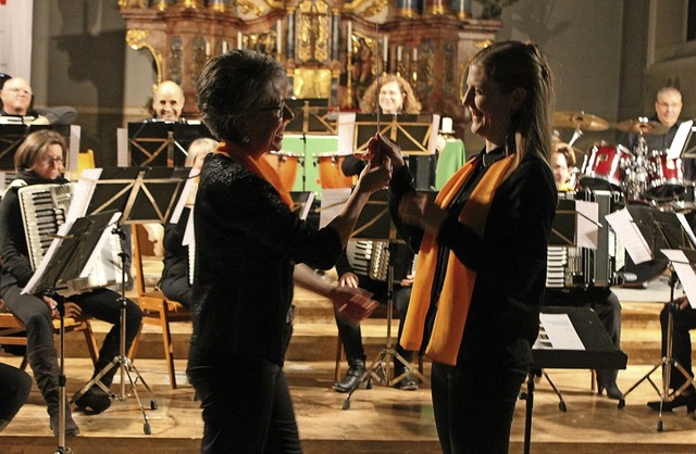 Die bergabe des Dirigentenstabs von M...inn einer neuen musikalischen Phase.    | Foto: Michelle Gntert