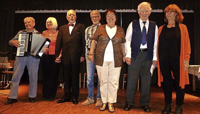 Die Senioren-Theatergruppe Staufen sor...urde die Vergangenheit wachgekitzelt.   | Foto: Eberhard Gross
