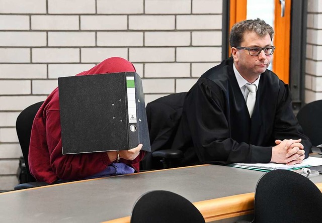 Der Schwimmlehrer vor Gericht (links) neben seinem Anwalt (rechts).  | Foto: dpa