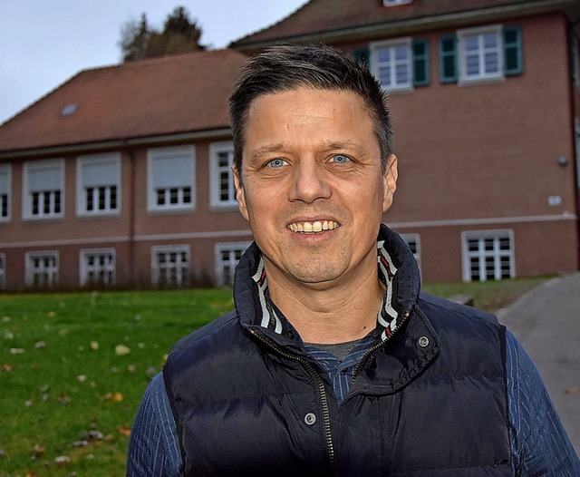 Stephan Brachat vor der Dinkelbergschule in Minseln  | Foto: Heinz Vollmar