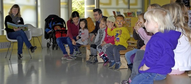 Beim Bilderbuchkino sind die Kinder ganz konzentriert.   | Foto: Leony Stabla