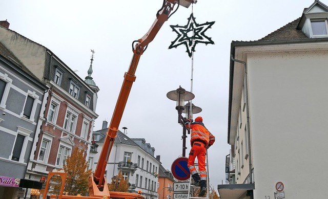 In der Friedrichstrae hngt ein Teil ...ihnachtsdeko schon seit letzter Woche.  | Foto: Ingrid Bhm-Jacob