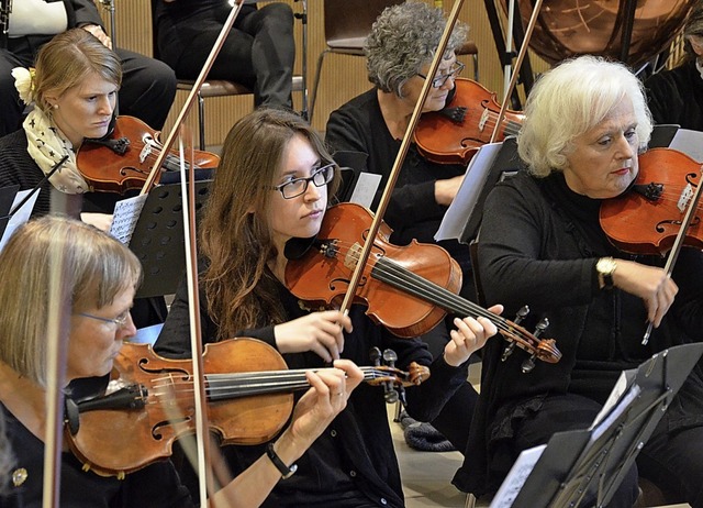 Jung und alt musizieren gemeinsam.  | Foto: Archiv: Danielle Hirschberger