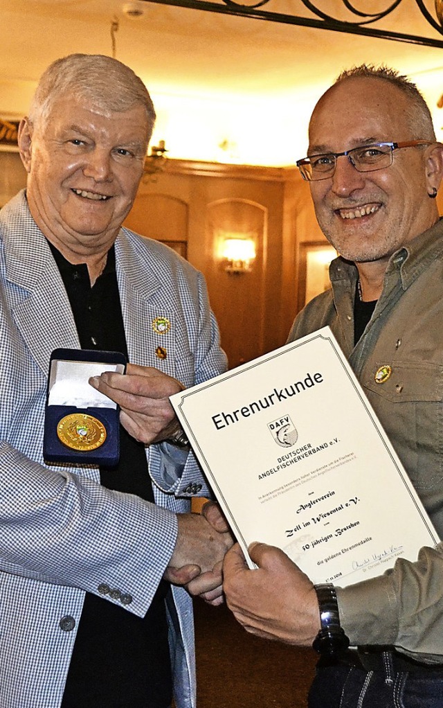 Die Goldmedaille des Deutschen Angler-...matter (rechts) an  Walter Nothstein.   | Foto: Berger