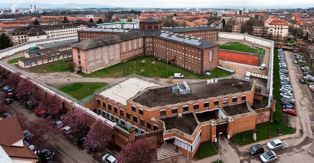 In den Justizvollzugsanstalten im Land wird es eng. Unser Bild zeigt Freiburg.  | Foto: dpa