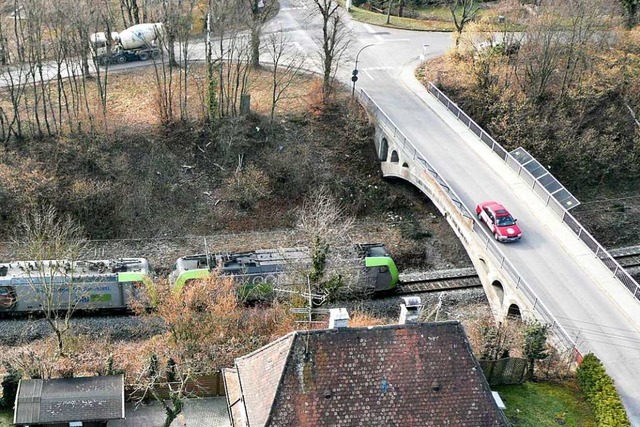 Die marode Bogenbrcke, ber die die G...altung dennoch ihren Abriss beantragt.  | Foto: Ulrich Senf