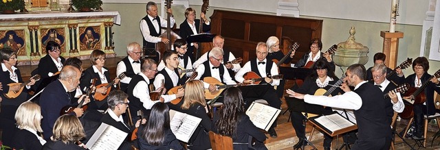 Das Hauptorchester des Mandolinen- und...rrenvereins bei der Konzertauffhrung.  | Foto: Roland Vitt
