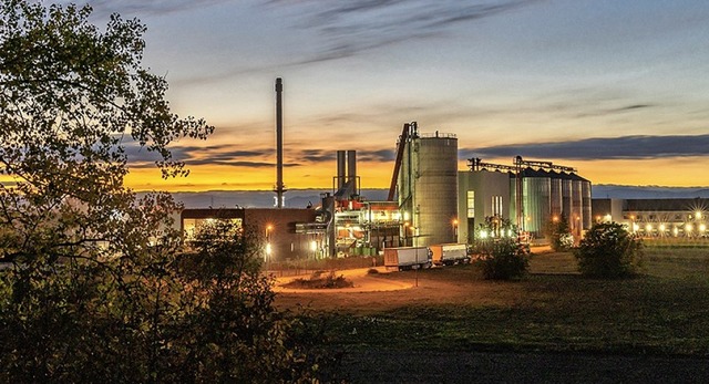 In der Herbstabendsonne eine Idylle, f...s &#8211; das Pelletwerk auf DYN A 5.   | Foto: Martin Bildstein