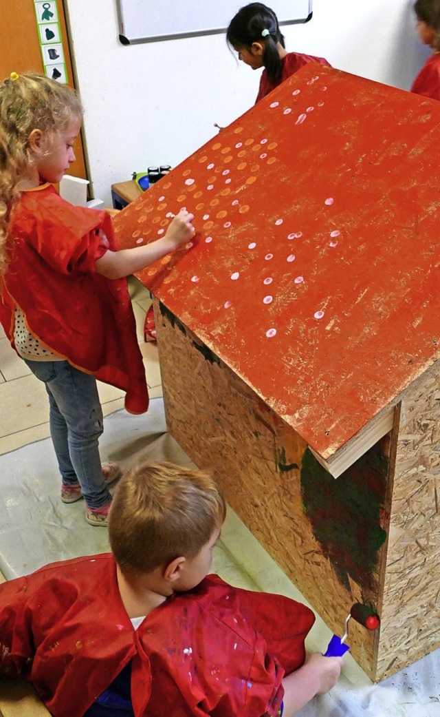 Mit Eifer verzieren  Kinder im St. Michael das Huschen .  | Foto: Sophia Kaiser