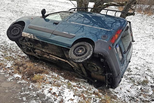 Sogar ein Streufahrzeug kommt ins Rutschen