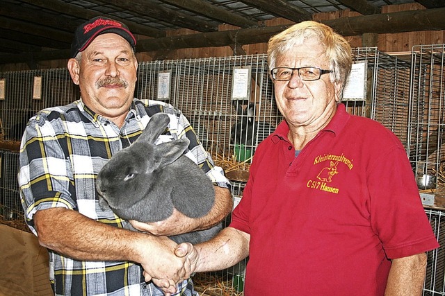 Stolzer Gewinner: Vorsitzender Dieter ...s Kaninchenzuchtvereins C 517 Hausen.   | Foto: Ralph Lacher