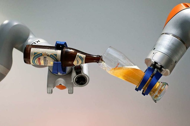 Bier einschenken kann der Roboter, er hat eine ruhige Hand.  | Foto: dpa
